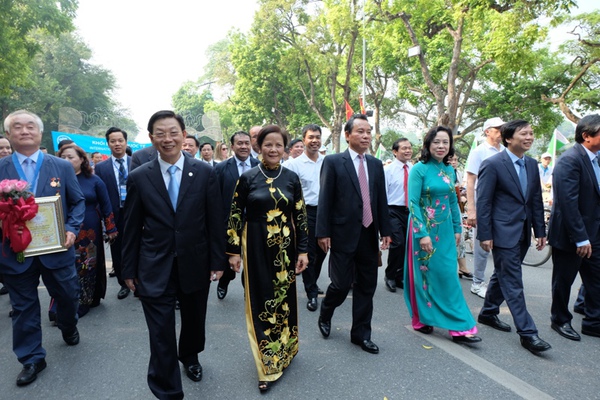 Hơn 1.000 thanh niên đi bộ, thả bồ câu trong “Ngày hội văn hóa hòa bình” 3