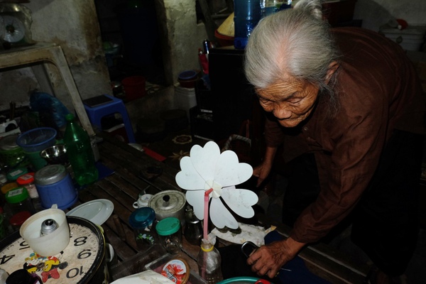 Bà lão 84 tuổi sống cô độc trong ngôi nhà trọ “ổ chuột” ở Hà Nội 4