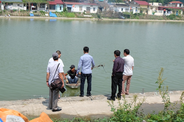 C&ocirc;ng an dựng lại hiện trường nam thanh ni&ecirc;n bị bạn n&eacute;m đ&aacute; dưới hồ đến chết 4