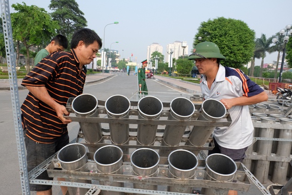 Hà Nội: Cận cảnh lắp đặt trận địa pháo hoa tầm cao trước giờ G 3