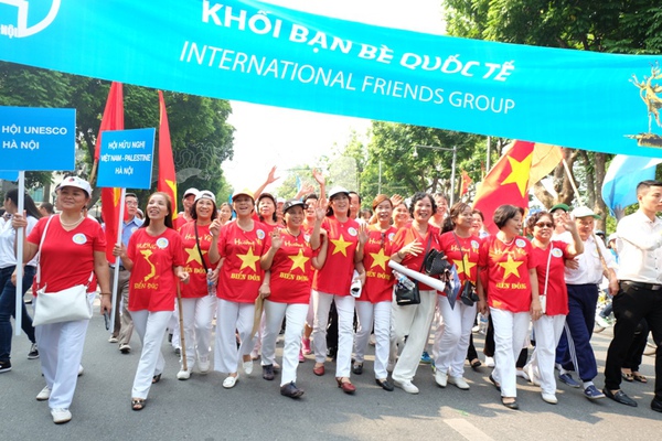 Hơn 1.000 thanh niên đi bộ, thả bồ câu trong “Ngày hội văn hóa hòa bình” 4