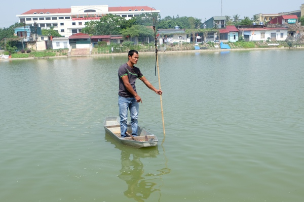 C&ocirc;ng an dựng lại hiện trường nam thanh ni&ecirc;n bị bạn n&eacute;m đ&aacute; dưới hồ đến chết 5