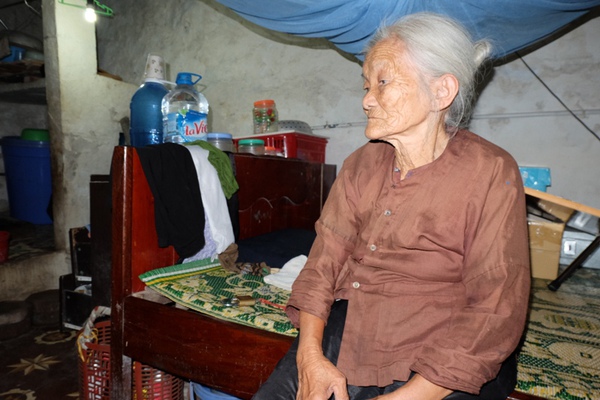 Bà lão 84 tuổi sống cô độc trong ngôi nhà trọ “ổ chuột” ở Hà Nội 6