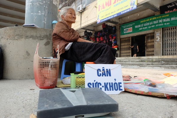 B&agrave; l&atilde;o 84 tuổi sống c&ocirc; độc trong ng&ocirc;i nh&agrave; trọ &ldquo;ổ chuột&rdquo; ở H&agrave; Nội 8