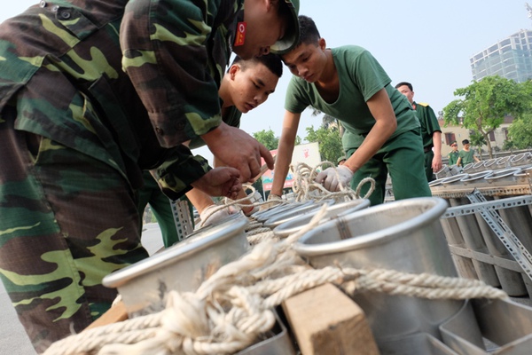 Hà Nội: Cận cảnh lắp đặt trận địa pháo hoa tầm cao trước giờ G 4