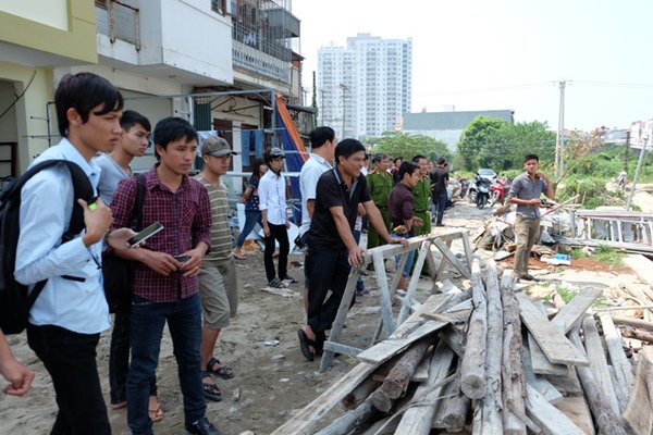 Gi&acirc;y ph&uacute;t nam thanh ni&ecirc;n bị n&eacute;m đ&aacute; dưới hồ đến chết 3