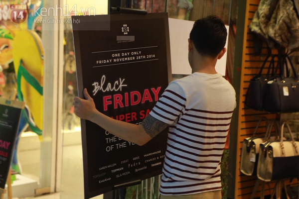 Nhiều gian hàng trống trơn ngay sau buổi sáng giảm giá "khủng" trong Black Friday 18