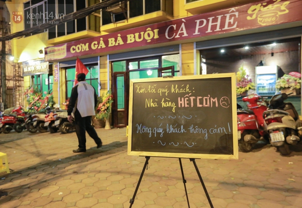Xếp hàng dài dằng dặc đợi ăn cơm gà Bà Buội chính hiệu ở Hà Nội 9