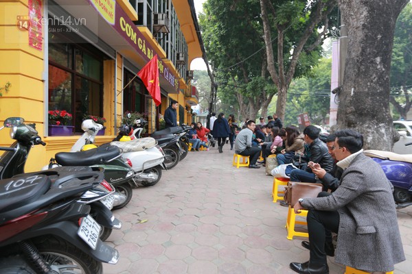 Xếp h&agrave;ng d&agrave;i dằng dặc đợi ăn cơm g&agrave; B&agrave; Buội ch&iacute;nh hiệu ở H&agrave; Nội 2