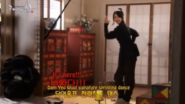 Suzy nhảy nhót mua vui cho "tình địch" 2