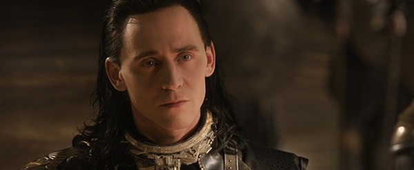 Loki (Tom Hiddleston) tự hào khoe tài đóng cảnh hành động 2