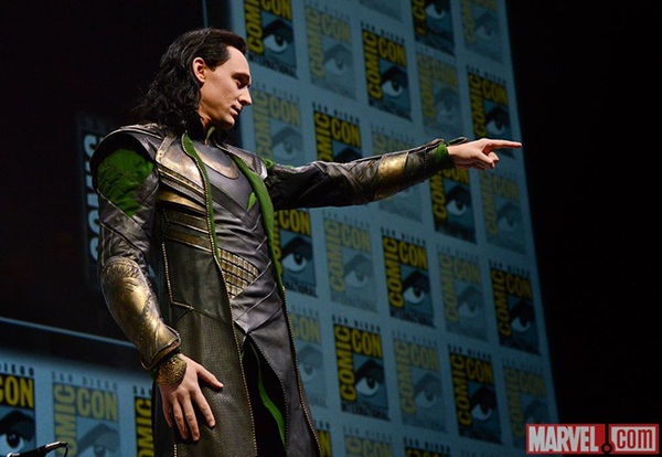 Loki (Tom Hiddleston) tự hào khoe tài đóng cảnh hành động 4