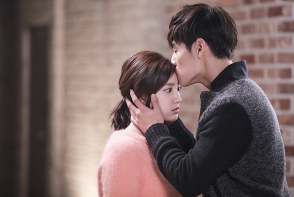 Young Do ôm Eun Sang để khiêu khích Kim Tan 5