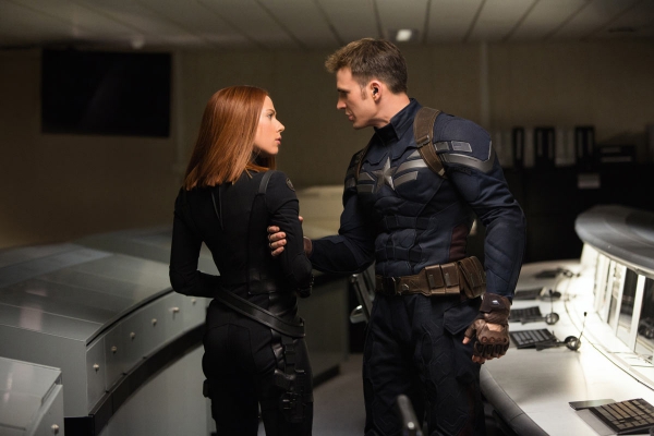 Captain America nắm tay Black Widow đầy ẩn ý 5