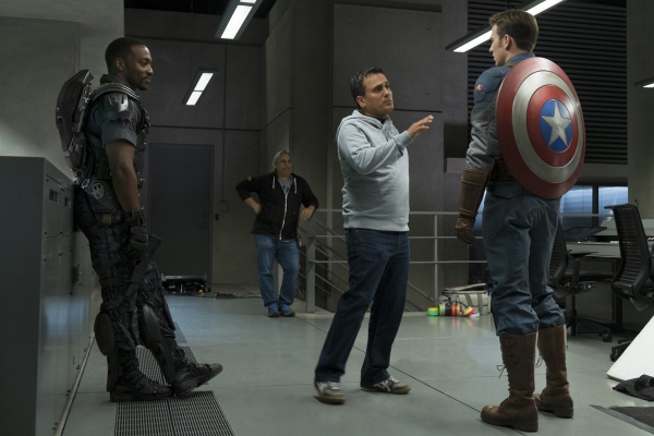 Captain America nắm tay Black Widow đầy ẩn ý 1
