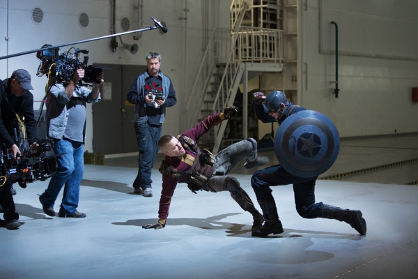 Captain America nắm tay Black Widow đầy ẩn ý 3