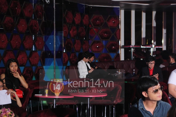 B&ugrave;i Anh Tuấn "nựng y&ecirc;u" Hương Tr&agrave;m 4