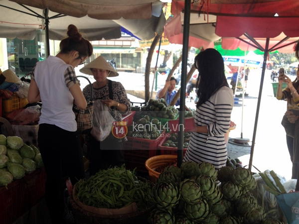 Đông Nhi, Bảo Anh rủ nhau mua rau quả tại Đà Lạt 11