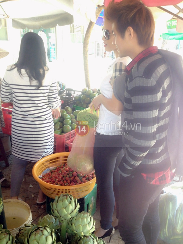 Đông Nhi, Bảo Anh rủ nhau mua rau quả tại Đà Lạt 1