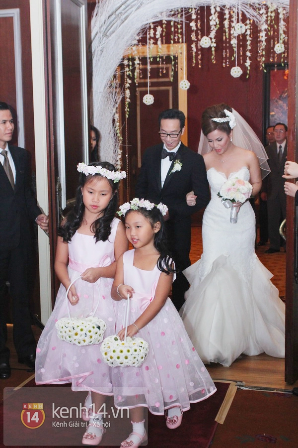 Con gái Cẩm Ly hóa "thiên thần rải hoa" trong đám cưới Minh Tuyết 2