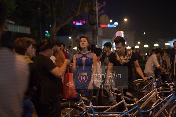 Lâm Chi Khanh chạy xe đạp đôi với "trai lạ" ở Đà Lạt 1