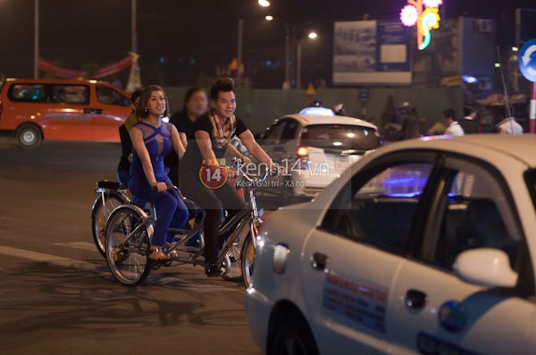 Lâm Chi Khanh chạy xe đạp đôi với "trai lạ" ở Đà Lạt 4