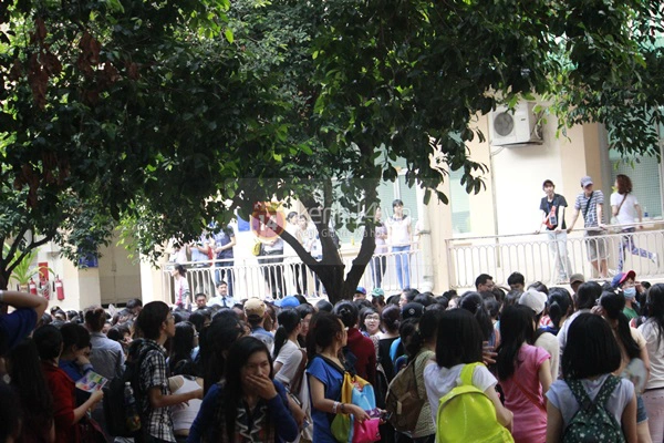 Fan Việt mỏi mòn chờ trước cổng trường đại học xem sao Hàn quay hình 27