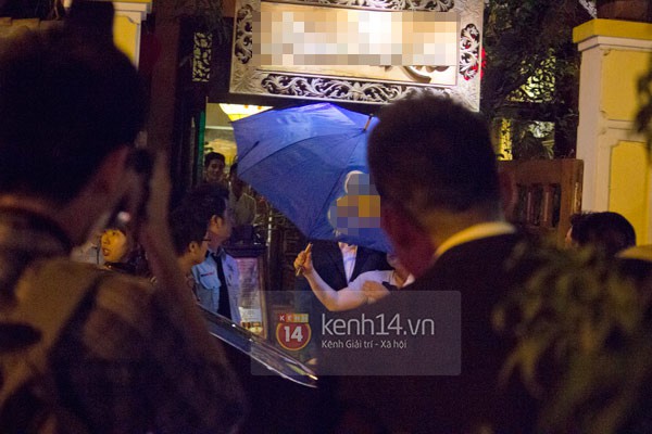 Kim Bum che dù đi ăn tối ở nhà hàng Việt Nam 2