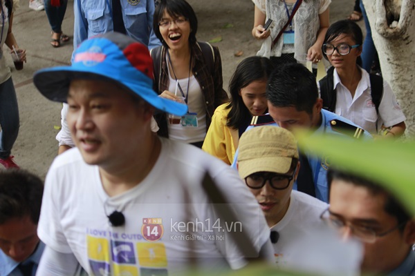 Fan Việt mỏi mòn chờ trước cổng trường đại học xem sao Hàn quay hình 17