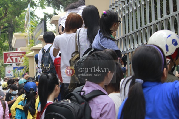 Fan Việt mỏi mòn chờ trước cổng trường đại học xem sao Hàn quay hình 8