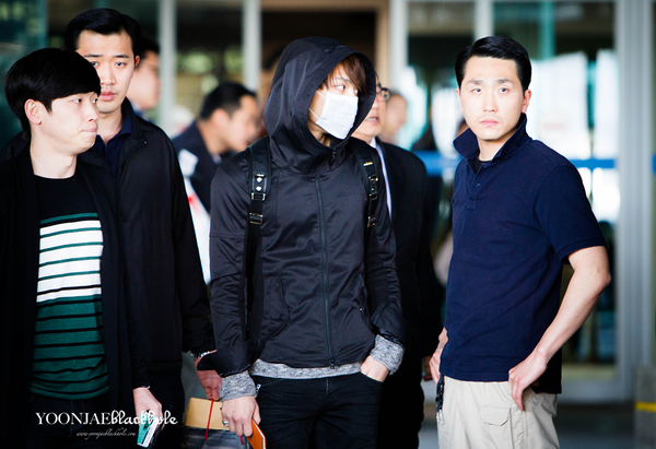 Jaejoong khó chịu vì fan cuồng xô ngã cụ già tại sân bay 2
