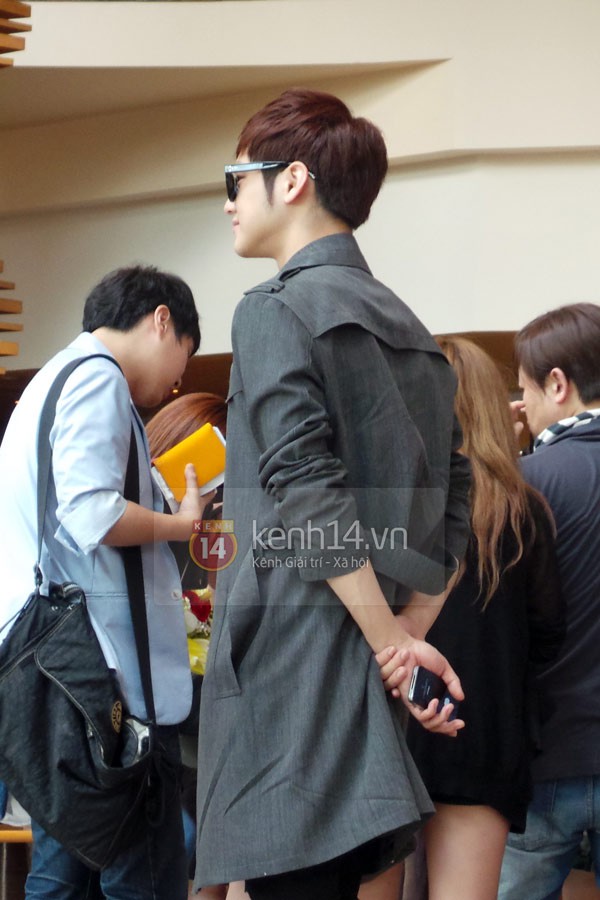 Cận cảnh nụ cười rạng rỡ của Kim Bum khi check-in kh&aacute;ch sạn 4