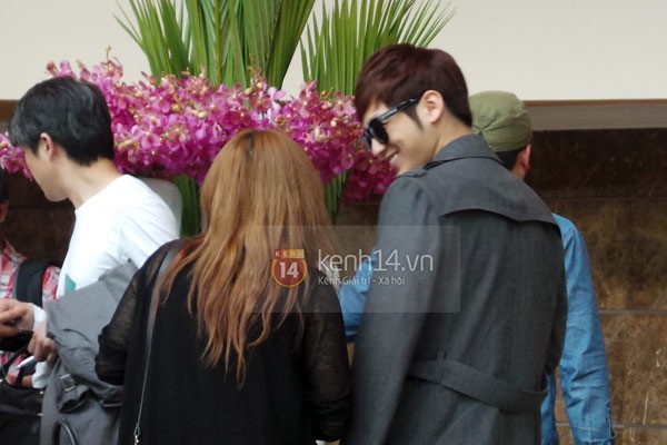 Cận cảnh nụ cười rạng rỡ của Kim Bum khi check-in kh&aacute;ch sạn 5