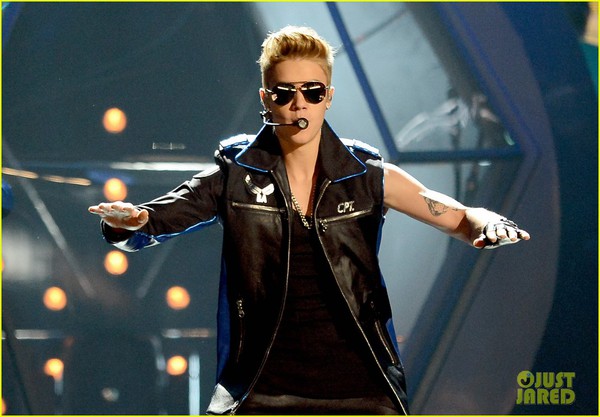 Justin "bỏ" Selena một mình trên thảm xanh "Billboard Music Awards 2013" 5