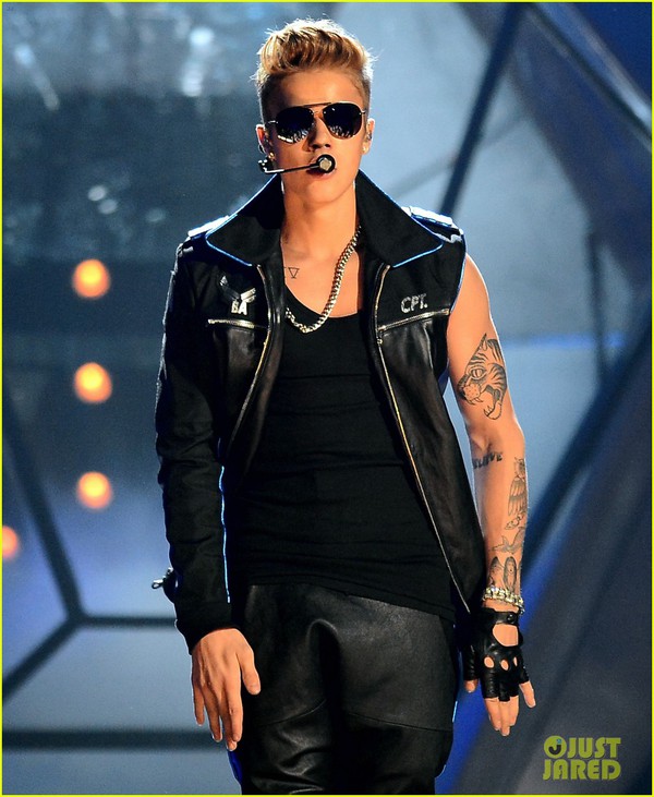 Justin "bỏ" Selena một mình trên thảm xanh "Billboard Music Awards 2013" 6