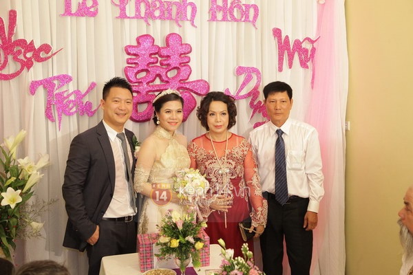 Mỹ Dzung vẫn xinh đẹp trong ngày cưới dù mang bầu 5 tháng 11