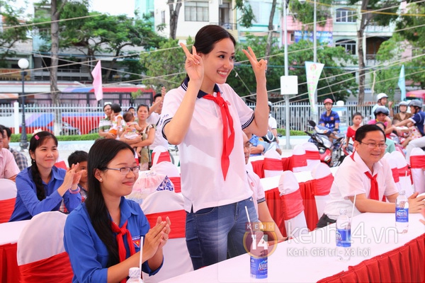 Mai Phương Thúy đeo khăn quàng đỏ đi từ thiện 9