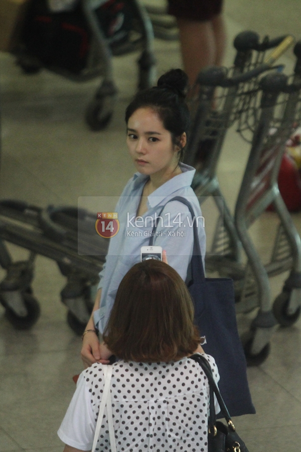 "Mỹ nh&acirc;n kh&ocirc;ng tuổi" Han Ga In xuất hiện giản dị tại T&acirc;n Sơn Nhất 1