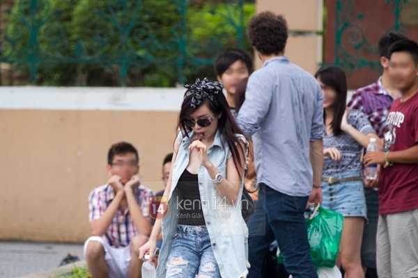 Bà Tưng mặc kín, thản nhiên ăn kem một mình giữa công viên 3