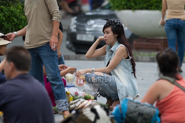 Bà Tưng mặc kín, thản nhiên ăn kem một mình giữa công viên 9
