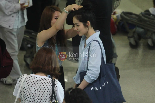 "Mỹ nh&acirc;n kh&ocirc;ng tuổi" Han Ga In xuất hiện giản dị tại T&acirc;n Sơn Nhất 4