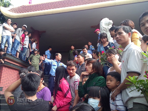 Người dân chen lấn lộn xộn trong lễ hỏa táng Wanbi Tuấn Anh 9