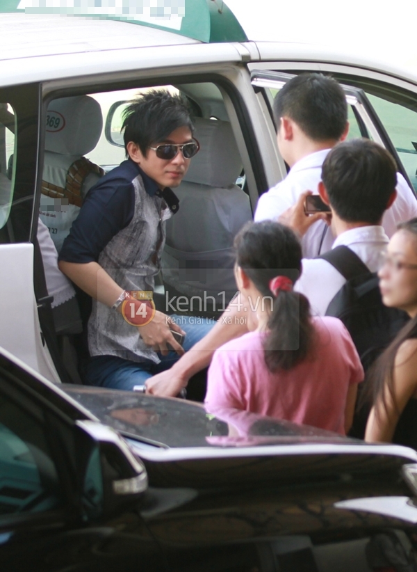 Đan Trường v&agrave; vợ xuất hiện tại s&acirc;n bay giữa "b&atilde;o" scandal 3