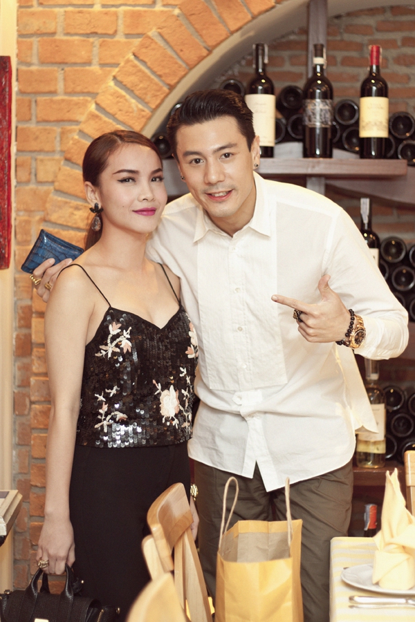 Yến Trang tươi tắn bên bạn gái cũ Mario Maurer 2