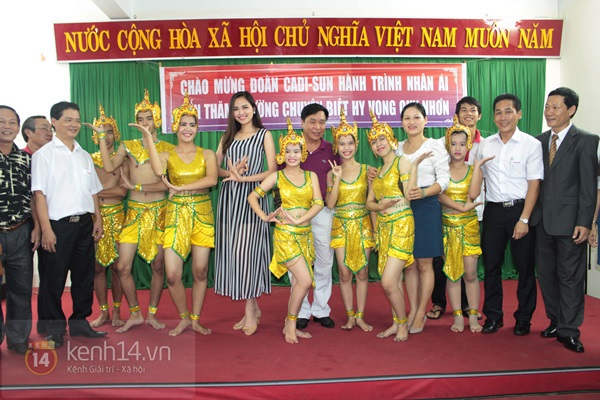 Hoa hậu Diễm Hương vừa đi từ thiện, vừa học múa "tiên nữ" 6