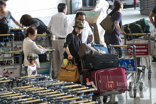 Thu Phương và chồng được fan chào đón nồng nhiệt tại sân bay 1