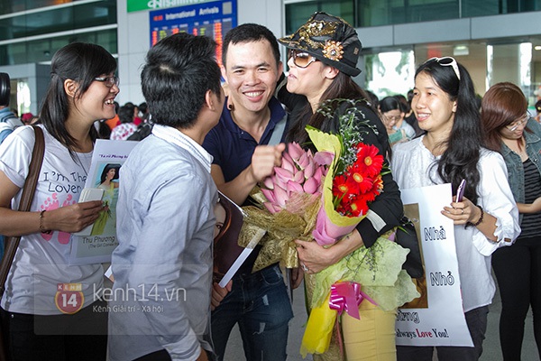 Thu Phương và chồng được fan chào đón nồng nhiệt tại sân bay 5