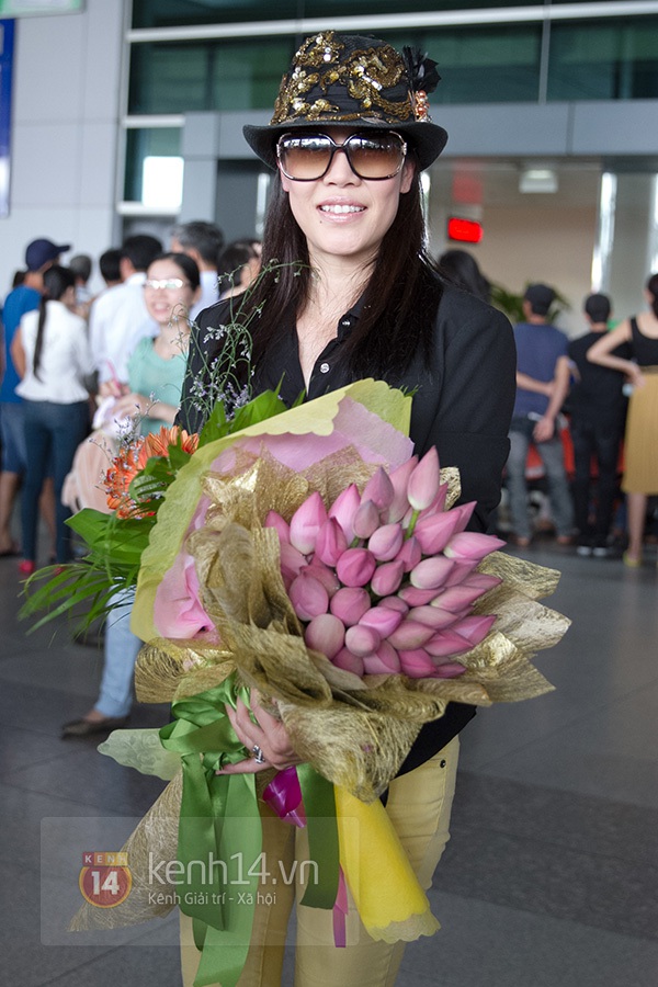 Thu Phương và chồng được fan chào đón nồng nhiệt tại sân bay 9