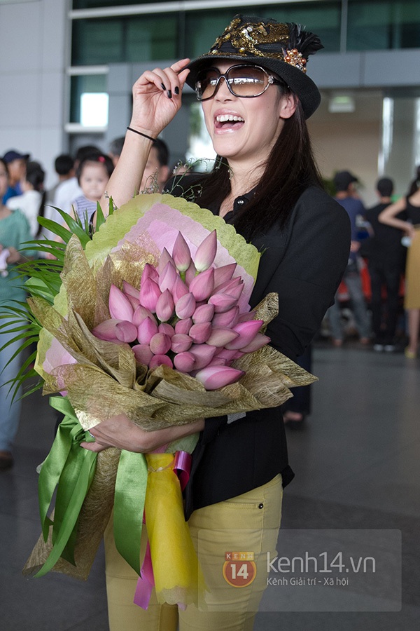 Thu Phương và chồng được fan chào đón nồng nhiệt tại sân bay 11