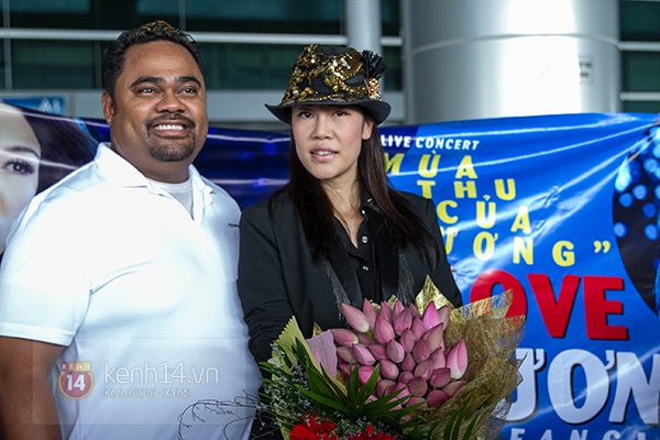 Thu Phương và chồng được fan chào đón nồng nhiệt tại sân bay 3